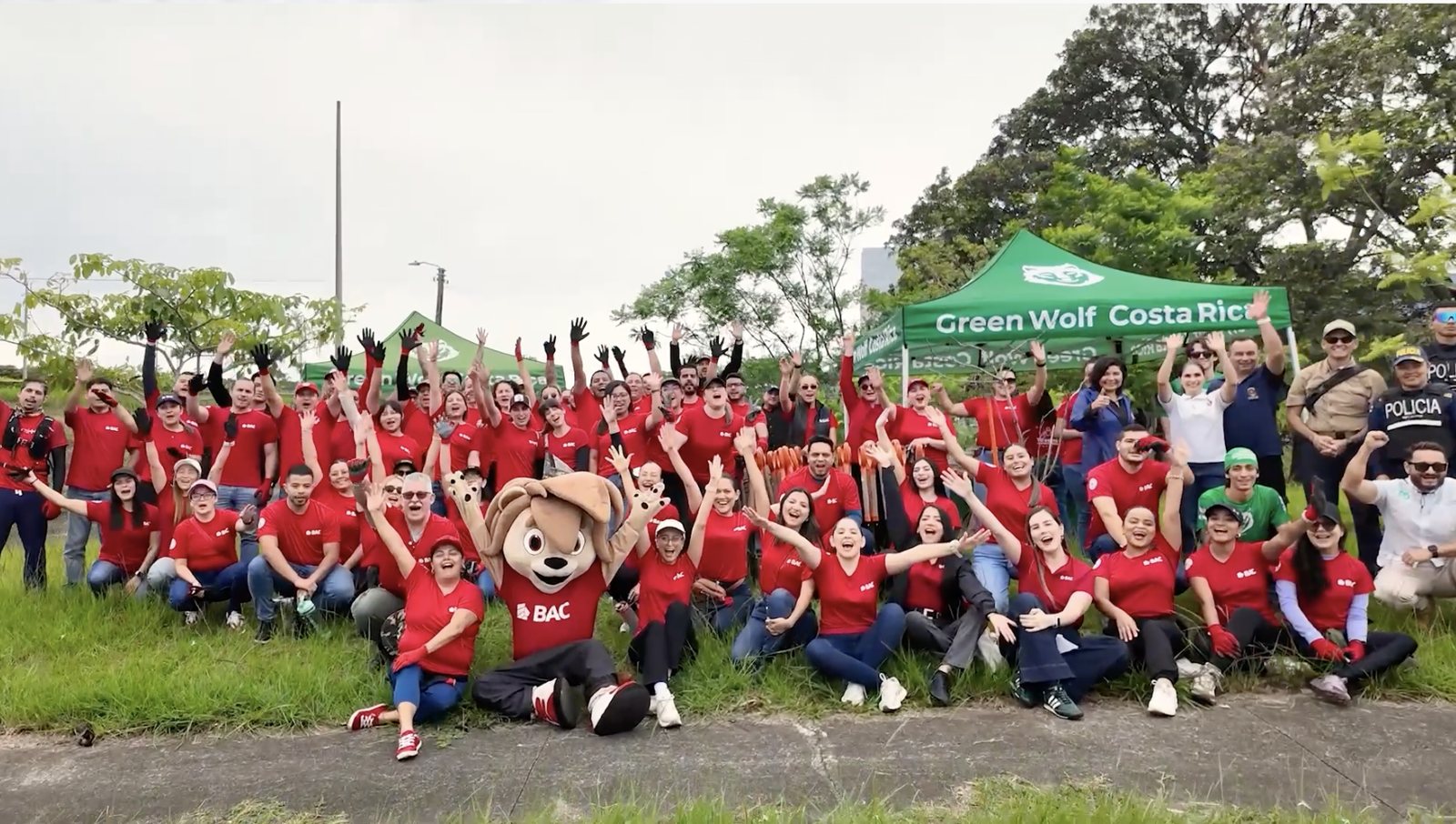 Voluntariado de colaboradores de BAC con camisetas rojas y la mascota
